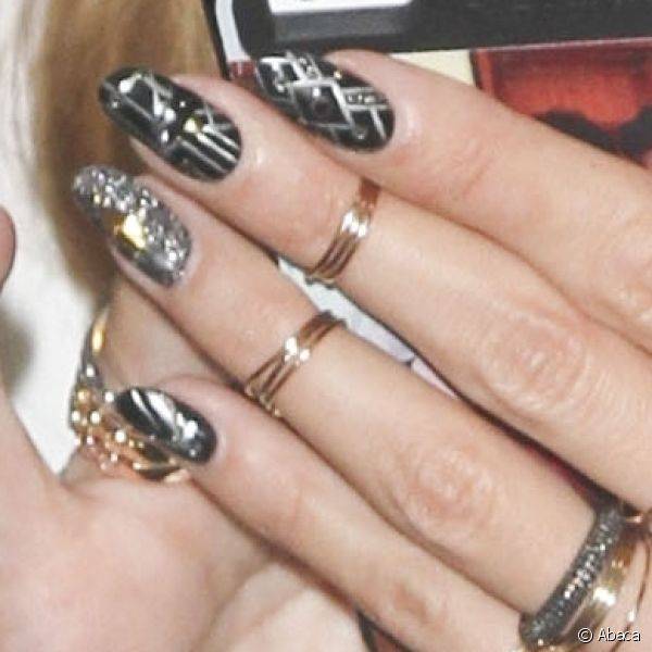 Heidi Klum foi vista em Nova York com uma nail art que tinha como base o esmalte preto, mas sustentava vários grafismos prateados e algumas pedrarias como adornos